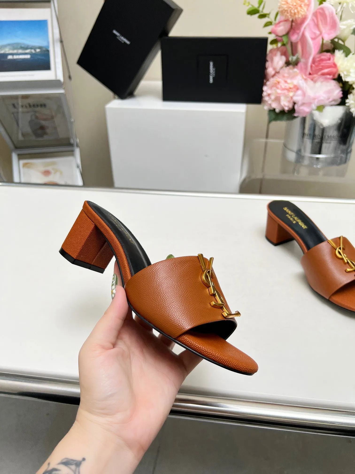 👟👟Ex-factory price 340👟👟 Genuine leather sole +30 Heel height: 5cm Fabric: Cow leather Pads: Sheep leather Size: 35-43 (42, 43 custom-made, non-returnable) [Saint Laurent] Saint Laurent 2024 counter synchronized new model, YSL-logo letter buckle decoration, high-quality and glamorous masterpiece, both temperament and fashion Classic and attractive design style, especially beautiful on the feet